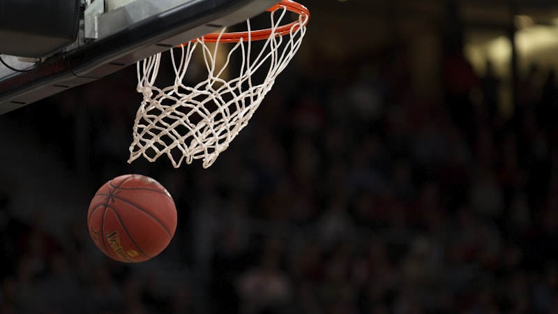 篮球运动员扣篮的空中姿态 - NBA季后赛东西部决赛前瞻